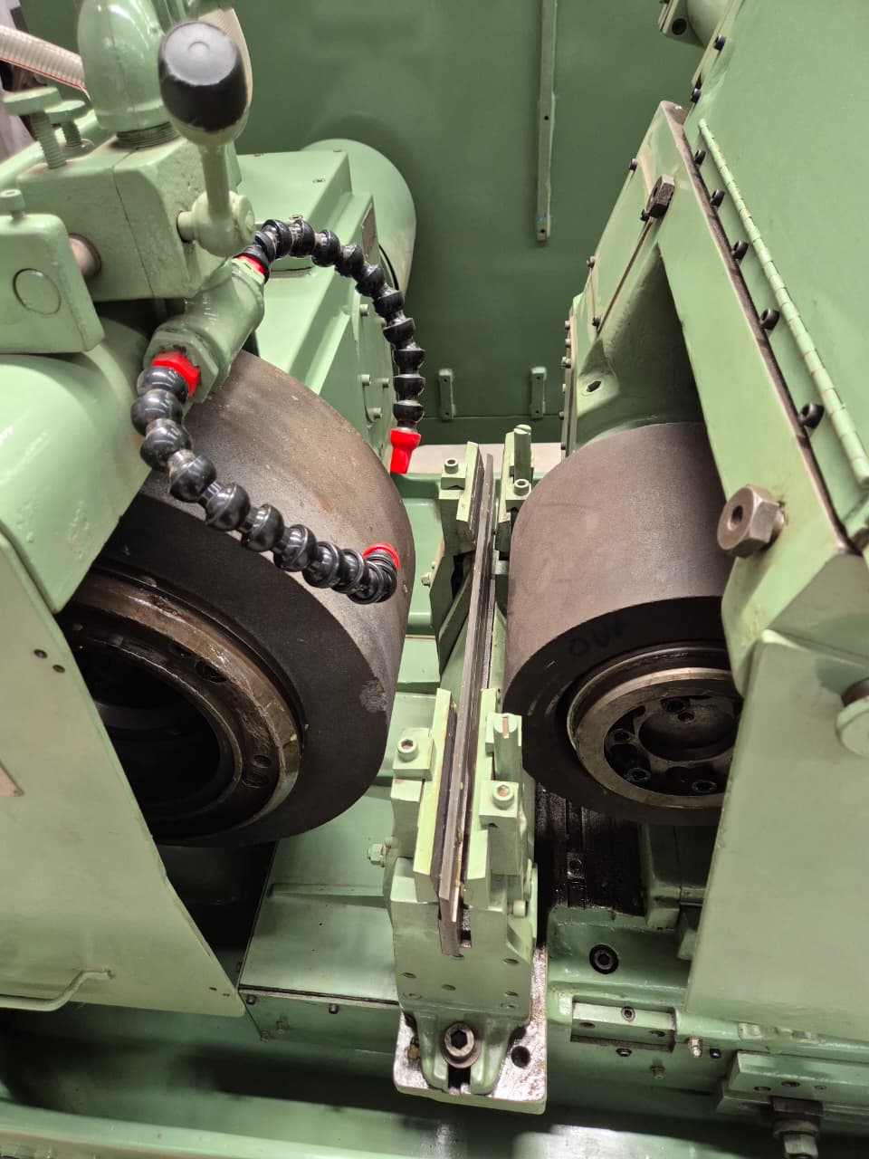 Cincinnati 220-8 Centerless Grinder - Image 4